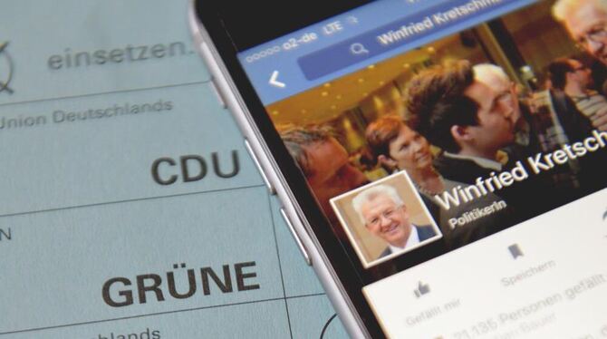 Unter einem Smartphone mit einem Facebook Post vom baden-württembergischen Ministerpräsidenten Winfried Kretschmann (Bündnis 90