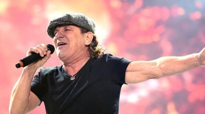 Sänger Brian Johnson von AC/DC 2015 in Berlin im Olympiastadion auf der Bühne. Foto: Britta Pedersen