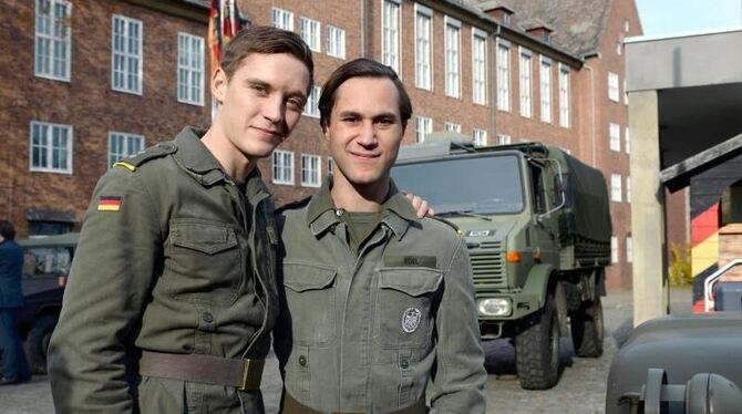 Die Schauspieler Jonas Nay (l) und Ludwig Trepte 2014 bei den Dreharbeiten zur RTL-Serie »Deutschland 83« in Potsdam. Foto: R