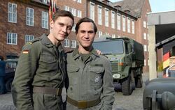 Die Schauspieler Jonas Nay (l) und Ludwig Trepte 2014 bei den Dreharbeiten zur RTL-Serie «Deutschland 83» in Potsdam. Foto: R