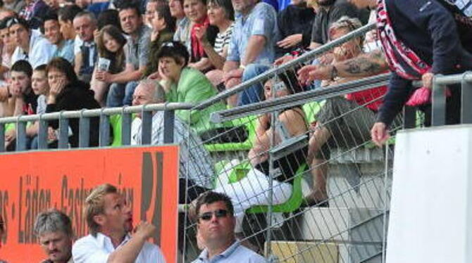 Diskutierte während der Begegnung sogar mit den Reutlinger Fans: Ingolstadts Trainer Thorsten Fink (links).