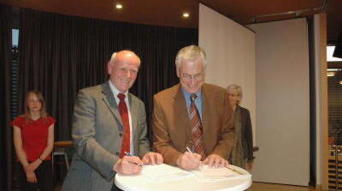 Lothar Bauer (links), Vorstandsvorsitzender der Bruderhaus-Diakonie, und FES-Vorsitzender Siegfried Gminder unterzeichnen den Ko