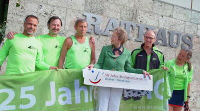 OB Barbara Bosch (Mitte) rennt zwar nicht mit, zeigt sich aber farblich solidarisch mit den Jubiläumsläufern (von links) Nico Ad