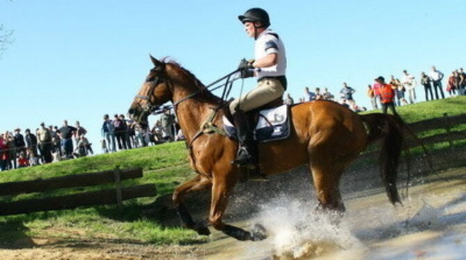 Auf jedem Meter kontrolliert: Frank Ostholt mit seinem Weltmeister-Pferd Air Jordan auf Siegkurs nach dem Blockhaus im Marbacher