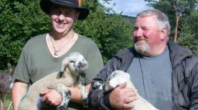 Haben nicht nur mit Schafen derzeit alle Hände voll zu tun: Stefan (links) und Ernst Fauser bereiten seit Monaten ihr Hoffest al