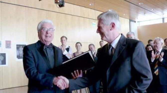 Metzingens Oberbürgermeister Dieter Hauswirth (rechts) gratuliert dem neuen Ehrenbürger der Stadt Dr. Horst Laubner.  FOTO: SAND