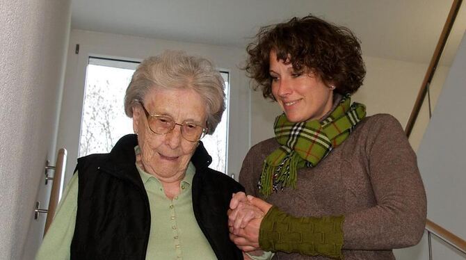Lieber zu Hause als im Heim: Kleine Hilfen im Alltag reichen manchmal schon, um Senioren ein selbstbestimmtes Leben zu ermöglich