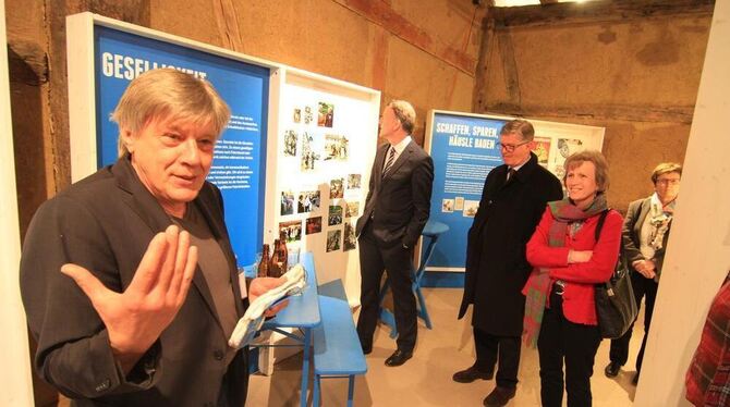 Werner Unseld (links) präsentiert die von ihm kuratierte Ausstellung »Typisch schwäbisch?!« im Freilichtmuseum Beuren, das am 20