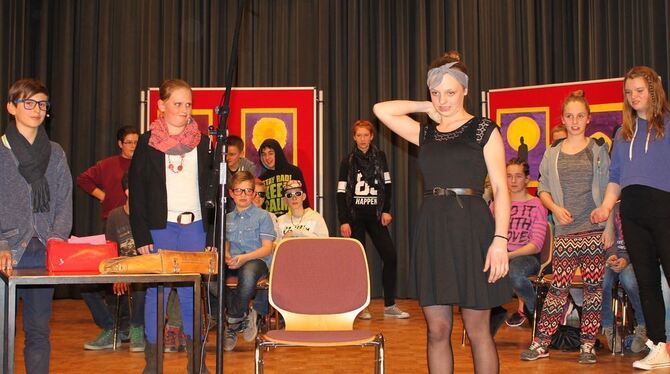 Musical mit Botschaft: Siebtklässler der Gustav-Mesmer-Realschule standen mit »Coco Superstar« auf der Bühne. FOTO: BLOCHING