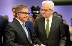 Die Spitzenkandidaten Guido Wolf (links, CDU) und Winfried Kretschmann (Bündnis 90/Die Grünen) stehen  in Stuttgart (Baden-Württ