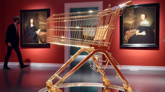 Sylvie Fleurys Werk »Ela 75K, Plumpity ... Plump« (vorn) aus dem Jahr 2000, zu sehen in der Staatlichen Kunsthalle Baden-Baden. Sylvie Fleurys Werk »Ela 75K, Plumpity ... Plump« (vorn) aus dem Jahr 2000, zu sehen in der Staatlichen Kunsthalle Baden-Baden.