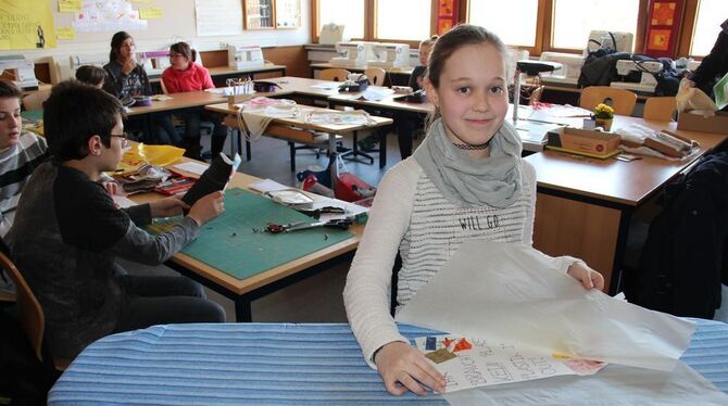 Chiara Hönes mit ihrem Taschenmotiv-Entwurf. Dafür hat sie Motive aus Kunststofftüten ausgeschnitten und auf Stoff gebügelt. "Ih