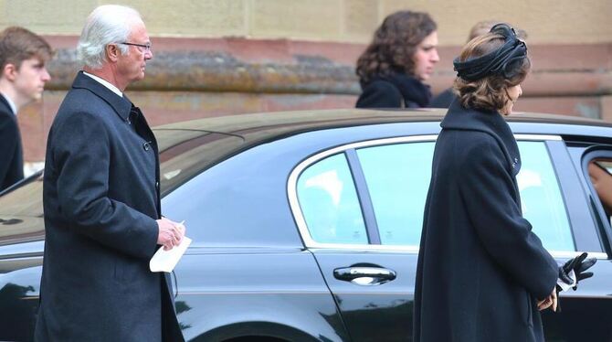 Das schwedische Königspaar König Carl XVI. Gustaf und Königin Silvia geht  nach der Trauerfeier für Johann Georg Prinz von Hohen