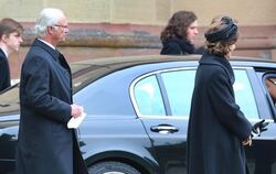 Das schwedische Königspaar König Carl XVI. Gustaf und Königin Silvia geht  nach der Trauerfeier für Johann Georg Prinz von Hohen