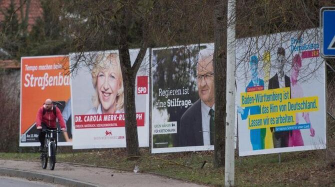 Wahlplakate für die Landtagswahl in Baden-Württemberg an einer Straße in Ellwangen. Foto: Marijan Murat