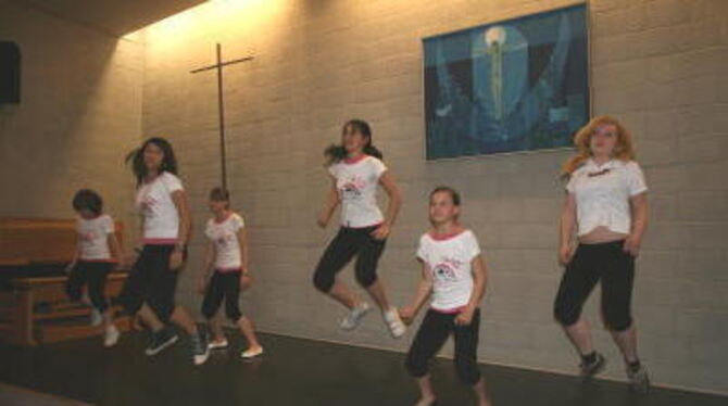 Einweihung mit sportivem Rahmenprogramm: Der Jugendmigrationsdienst hatte eine Tanzgruppe organisiert.  FOTO: WER
