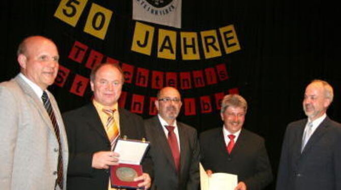 Der TSV Steinhilben erhält die Plakette des Bundespräsidenten. Dies feierten am Samstag von links: MdL Karl-Wilhelm Röhm, Günthe