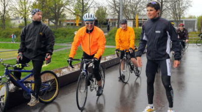 Dem Regen getrotzt: Ab aufs Rad ging es für die Ironmännle mit Triathlon-Profi Michael Göhner (rechts). GEA-FOTO: PACHER