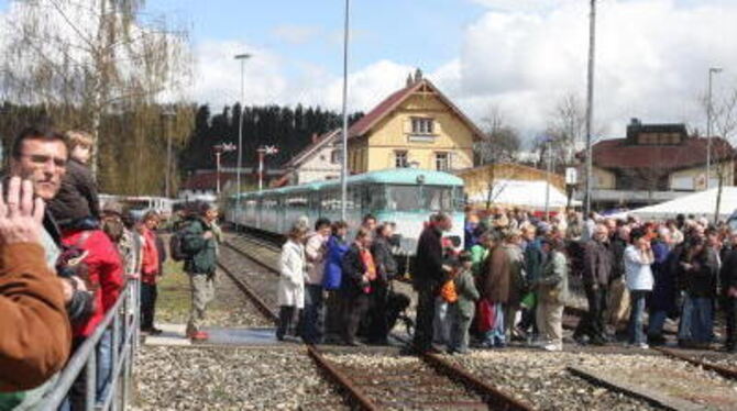 Zahlreiche Ausflügler nutzten am 1. Mai zum Saisonauftakt der &raquo;Schwäbischen Alb-Bahn&laquo; die seltene Gelegenheit, mit d