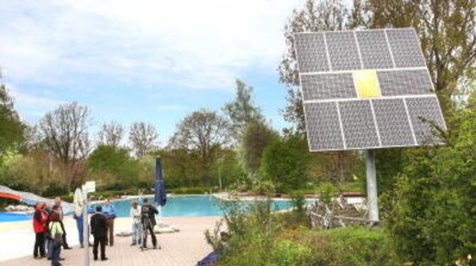 Sieben Meter hoch, vier mal vier Meter groß: Die Anlage im Freibad dient in erster Linie der Werbung für Solarstrom. GEA-FOTO: H