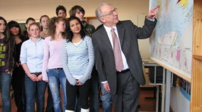 Ein Ex-Politiker ohne Erklärungsnot: Lothar Späth vermittelte den Schülern nicht nur auf der Landkarte Orientierung.  FOTO: VIT