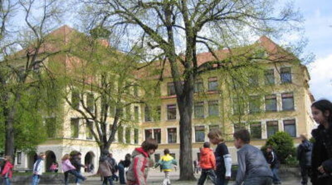 Eine der größeren Grundschulen im Land wird hundert Jahre alt: Die Sieben-Keltern-Schule in Metzingen.  GEA-FOTO: WALTER