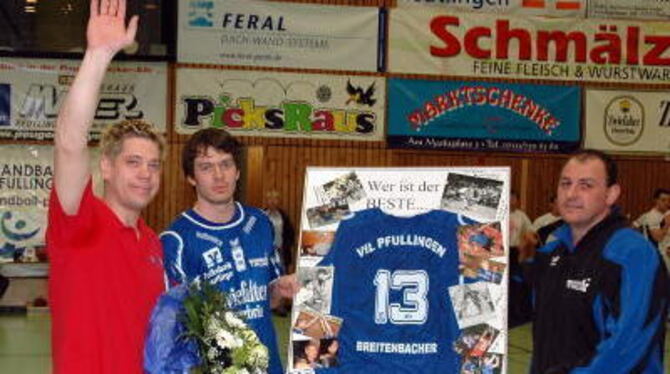 Holger Breitenbacher nimmt von Pfullingen Abschied. Michael Villgrattner (rechts) und Till Fernow überreichen das Präsent.  FOTO