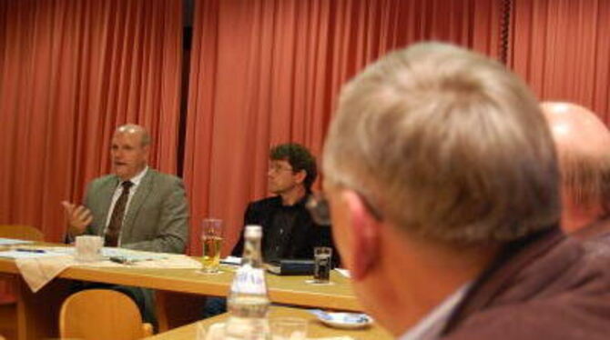 Ganz Ohr waren die Zuhörer bei den Ausführungen von Karl-Wilhelm Röhm (links) zum Thema G-8-Gymnasium; neben ihm sitzt Gesprächs