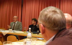 Ganz Ohr waren die Zuhörer bei den Ausführungen von Karl-Wilhelm Röhm (links) zum Thema G-8-Gymnasium; neben ihm sitzt Gesprächs