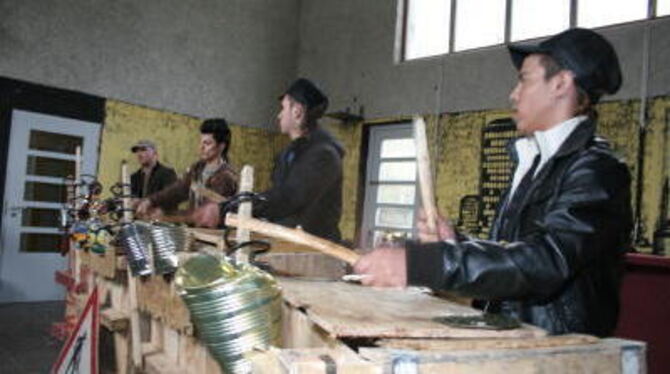 Fitim (rechts), Kushtrim und Ramadan lassen's im Uracher Jugendhaus krachen. Die Trommler leitet der Diplom-Musikpädagoge Dierk