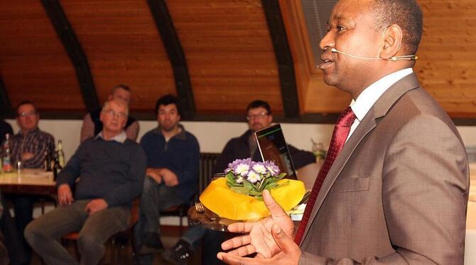 Yassir Eric sprach in Gächingen beim Männervesper. FOTO: JOBA
