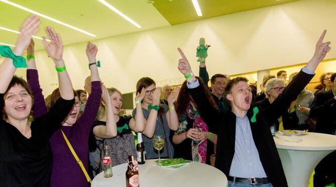 Parteianhänger der Grünen reagieren in Stuttgart auf die ersten Hochrechnungen.
