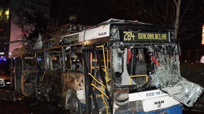 Der Anschlag zerstörte diesen Bus völlig. Foto: str
