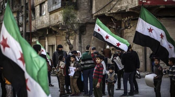 Syrer protestieren in der Nähe von Damaskus gegen Luftangriffe, mit denen die Waffenruhe gebrochen worden sei. Foto: Mohammed