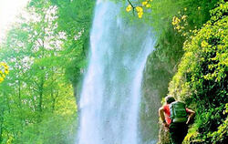Zu sehen gibt es in der Region viel, wie hier den Bad Uracher Wasserfall. Tourismus-Fachleute vermissen allerdings eine professionellere Vermarktung.
GEA-FOTO: ARCHIV