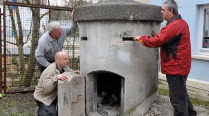 Nichts für Menschen mit Platzangst: der Betzinger Bunker, den (von links) Hugo Frank, stellvertretender Vorsitzender des Stuttga