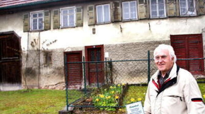 Ein uraltes Bauernhaus ist das »Ämtel«, heute Bronnweiler Straße 10. Wolfgang Ziegler hat hier eine Namenstafel angebracht. Der