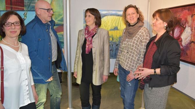 Gerda Ott, Karl Striebel, Kunsthistorikerin Jutta Fischer, Tina Böhm und Barbara Haussmann (von links) bei der Vernissage. FOTO: