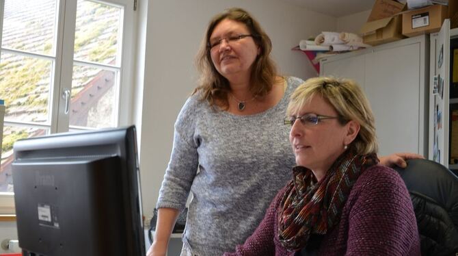 Pfarrerin Sabine Drecoll (links) schaut Pfarramtssekretärin Ursula Häbe über die Schulter. In den kommenden Monaten will die Nac