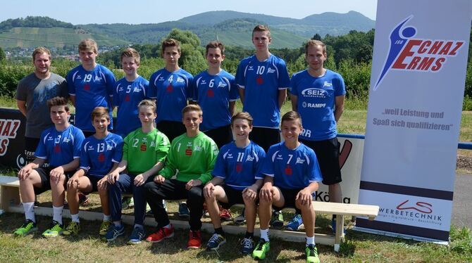 Die C-Jugend der JSC Echaz-Erms, hinten von links: Trainer Tobias Stoll, Niklas Dwors, Fabian Hölz, Valentin Euchner, Matthias B