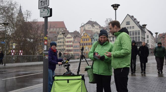 Vorne am Lenker wird die Luft angesaugt. Das mobile Messgerät befindet sich im Anhänger des E-Bikes. Von rechts: Daniel Moser, Ulrike Beck und Katja Bigge an der Tübinger Neckarbrücke. GEA-FOTO: -JK