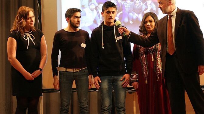 Landrat Thomas Reumann (von rechts), Hanan Barshin, Muhammed Katta, Mahmoud Almasri und Sozialarbeiterin Svetlana Letzgus bedank