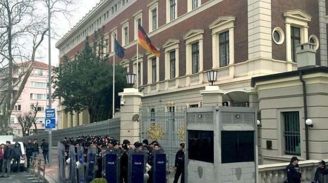 Wegen einer Terrorwarnung in Istanbul wurden das deutsche Generalkonsulat, die deutsche Schule und die deutsche Botschaft ges