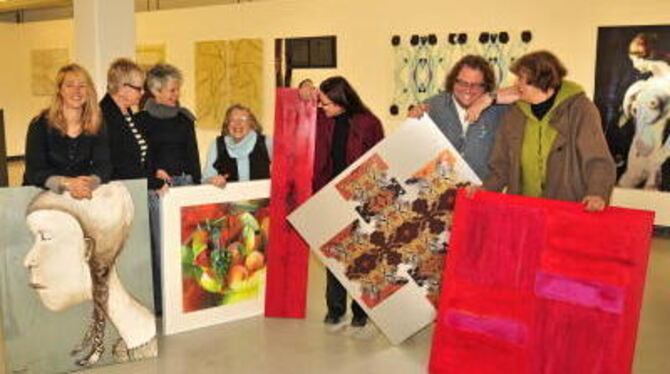 Neukonzeption der »Fliegenden Galerie« durch Karin Zäh und Gabriele Janz (2. und 3. von links) mit dem Auftakt der A