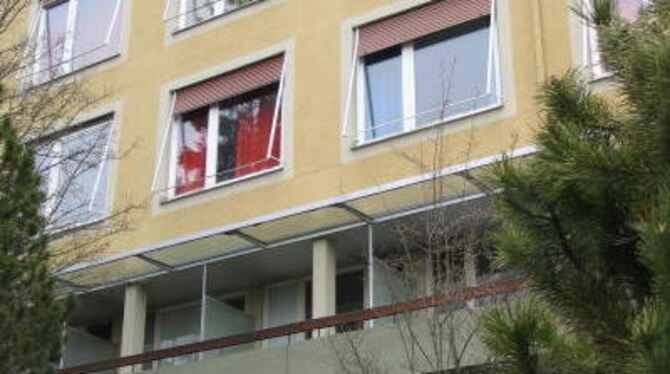 Selbst die alten Gardinen hängen noch am Fenster und so sieht der Krankenhaus-Altbau in Münsingen zumindest von außen noch immer