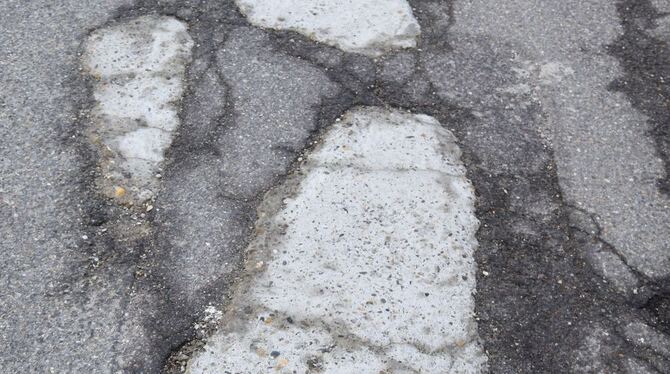 Mit Beton notdürftig geflickte Schlaglöcher in der Lonsinger Rossbrunnenstraße. GEA-FOTO: DEW