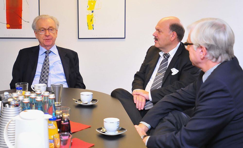 Lothar Späth beim Redaktionsgespräch im Pressehaus des Reutlinger General-Anzeigers zusammen mit GEA-Verleger Valdo Lehari jr. (