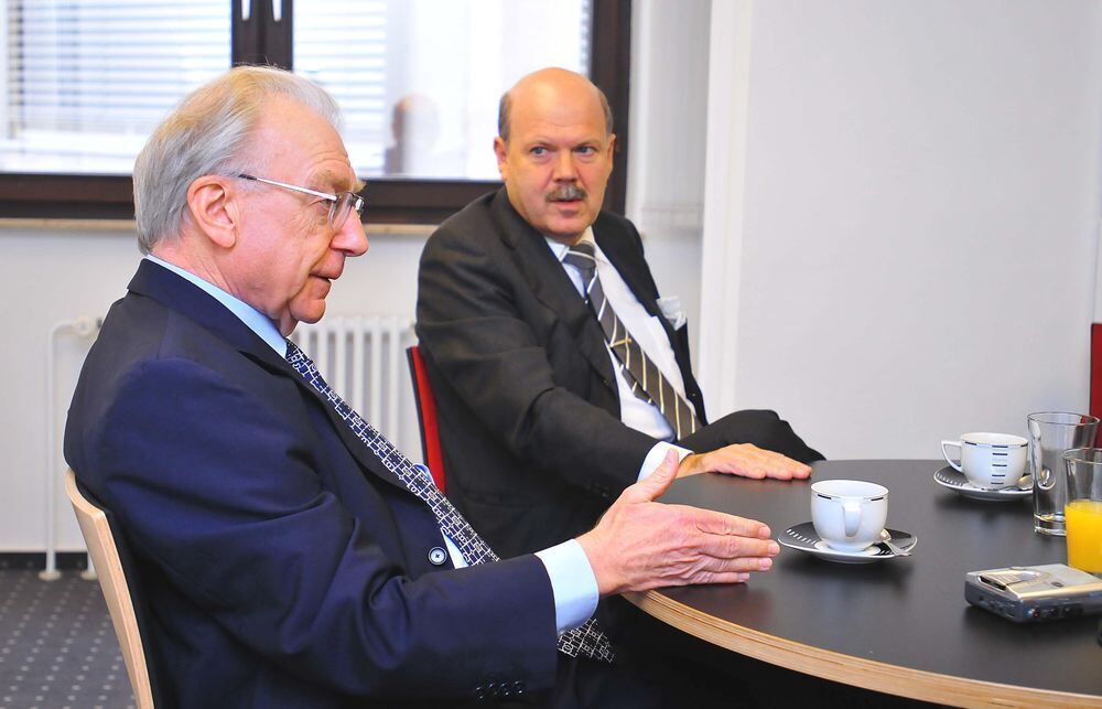 Lothar Späth beim Redaktionsgespräch im Pressehaus des Reutlinger General-Anzeigers zusammen mit GEA-Verleger Valdo Lehari jr..