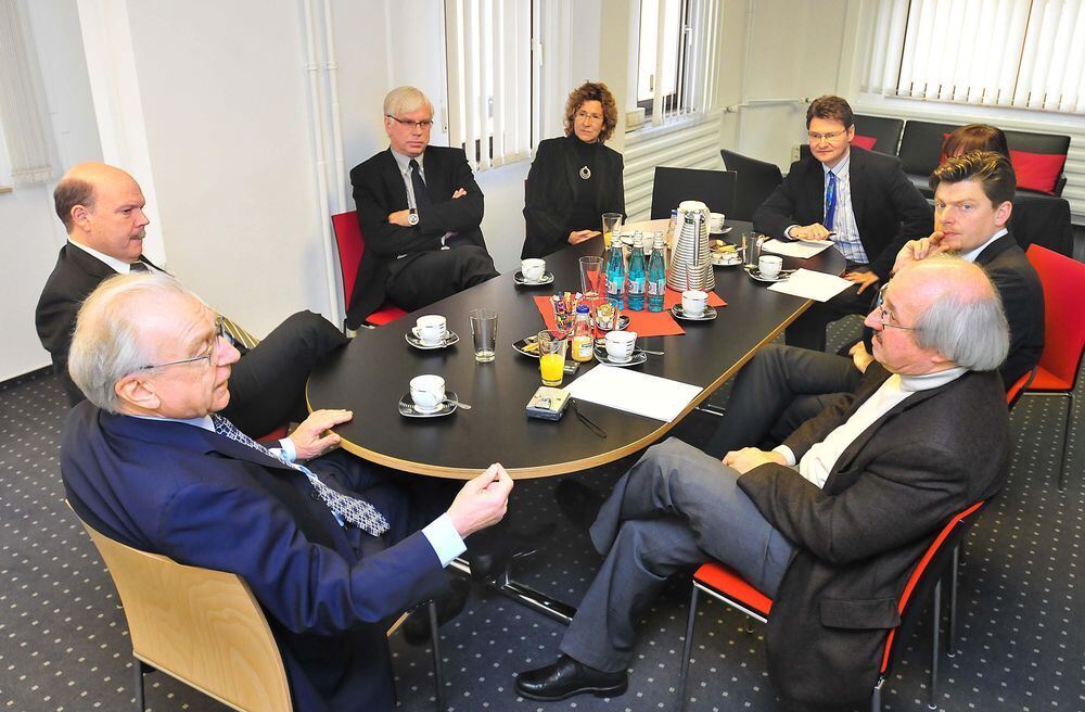 Lothar Späth beim Redaktionsgespräch im Pressehaus des Reutlinger General-Anzeigers zusammen mit GEA-Verleger Valdo Lehari jr. (