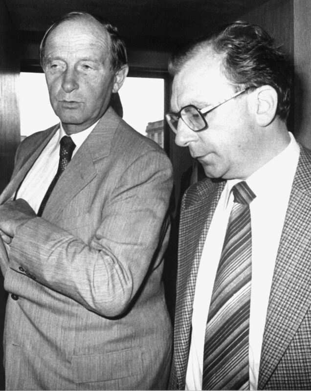 Der CDU-Politiker und damalige baden-württembergische Ministerpräsident Hans Filbinger (l), nachdem er am 7. August 1978 in Stut